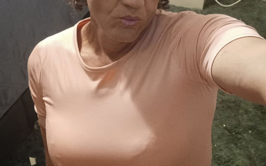 AnalAndrea: 大奶子娘娘腔甚至更大的假阳具