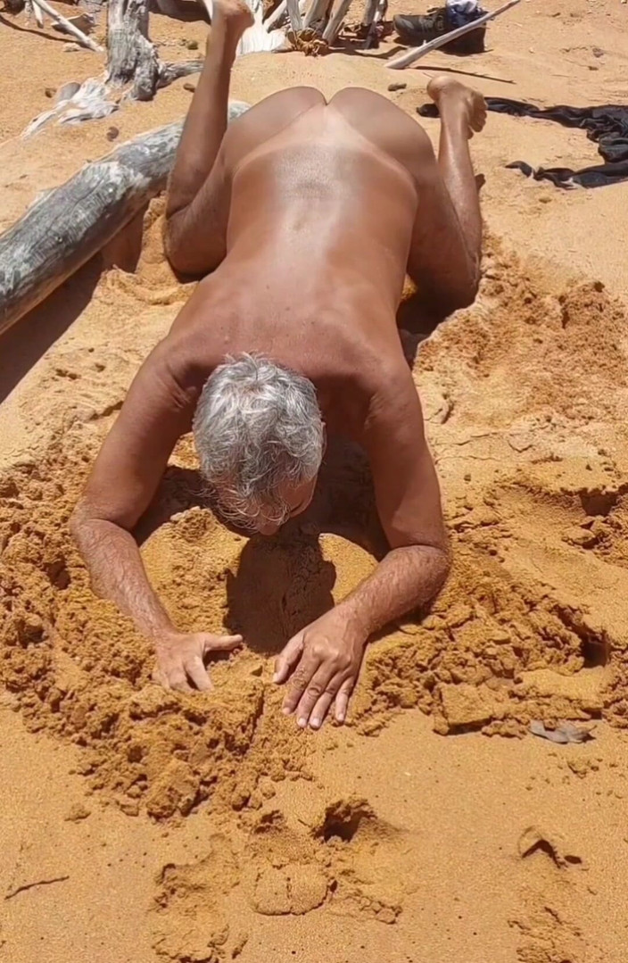 Ladysilvas: Ladysilva ngentot gaya stritease di pantai sambil pamer pantat bahenolnya...