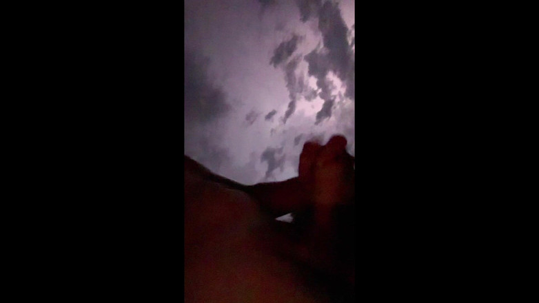 Chase Dixon Butz: Noite chuvosa no Airbnb