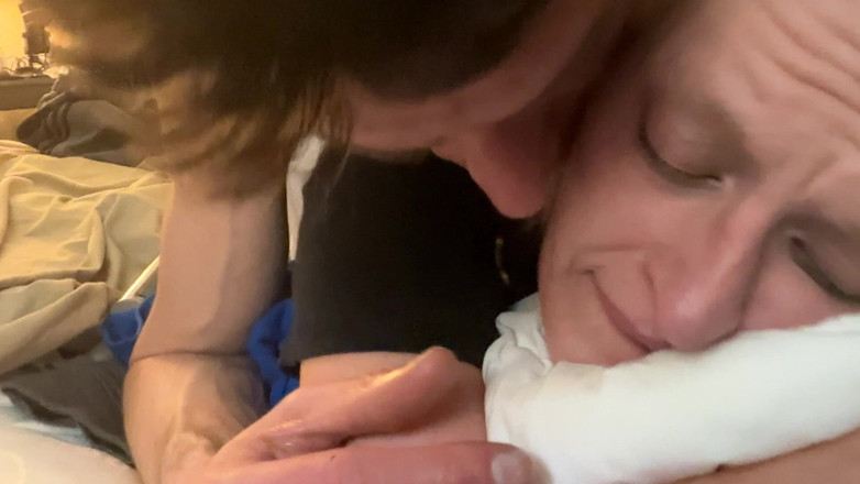 Alpha stud 4 u: Mengongkek relungnya dari belakang, dengan pantat di udara, semasa dia...