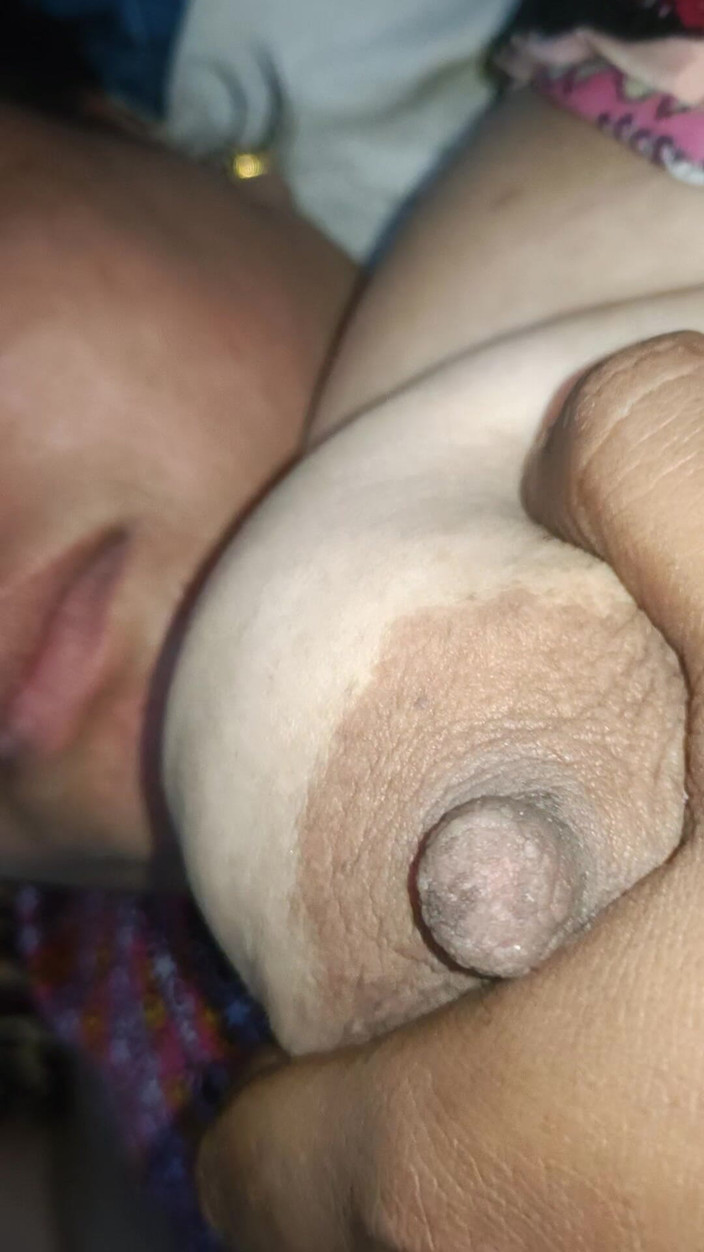 Catchybusty: 丰满的丰满女郎在亲密视频中又回来了