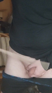 Amateurboy golpea su pequeña polla sensible