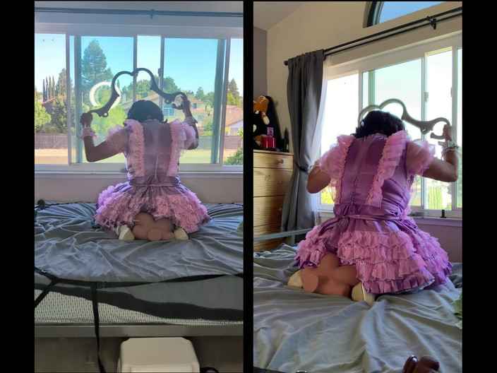 Sissy Candy: Pembantu banci satin merah muda lagi asik boneka seksnya sambil...