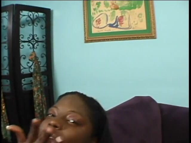 Girl on Girl: Gordas negras lésbicas brincam com um vibrador nos clitóris e...