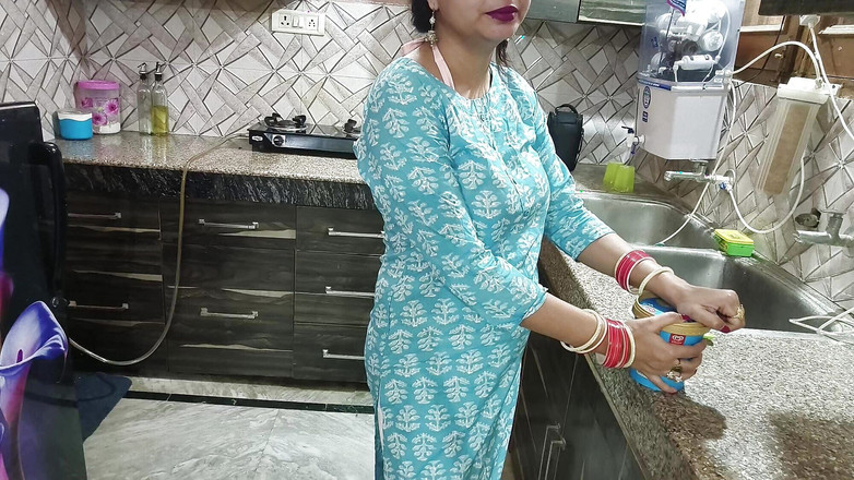 Saarabhabhi6: Il ragazzo del vicino ha avuto dei contatti sexy con...