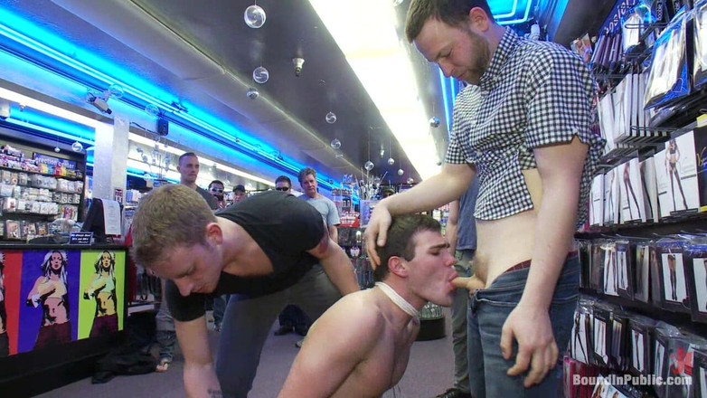 Bound in public: 바쁜 섹스 아케이드에서 자지 사냥꾼을 쓰러뜨리는 발정난 남자