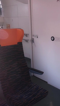 Zeer risicovolle seks in een trein Ik neukte haar in mond, poesje, anaal en.. Dada Deville