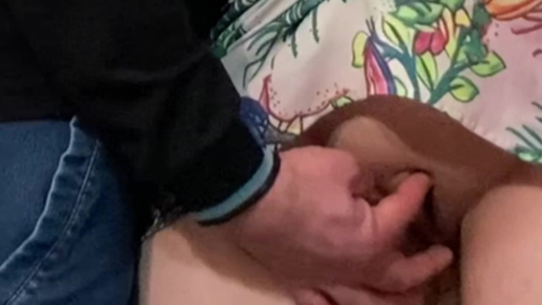 Niki studio: Fantasia no metrô! Menina recebe sua buceta dedada por estranho