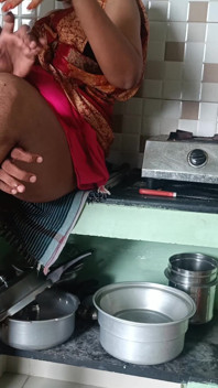 Esposa da casa chupa vizinho na cozinha quando o marido não está lá em casa