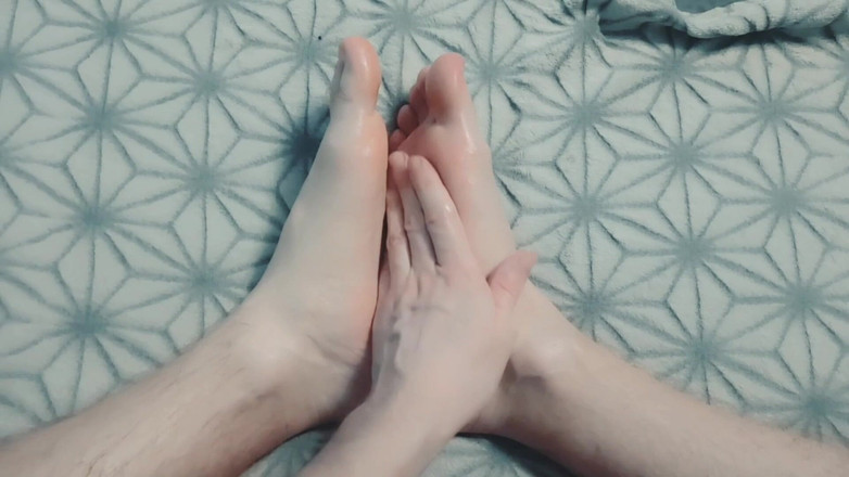 Pasha: Pria dengan lembut memijat kakinya dengan minyak