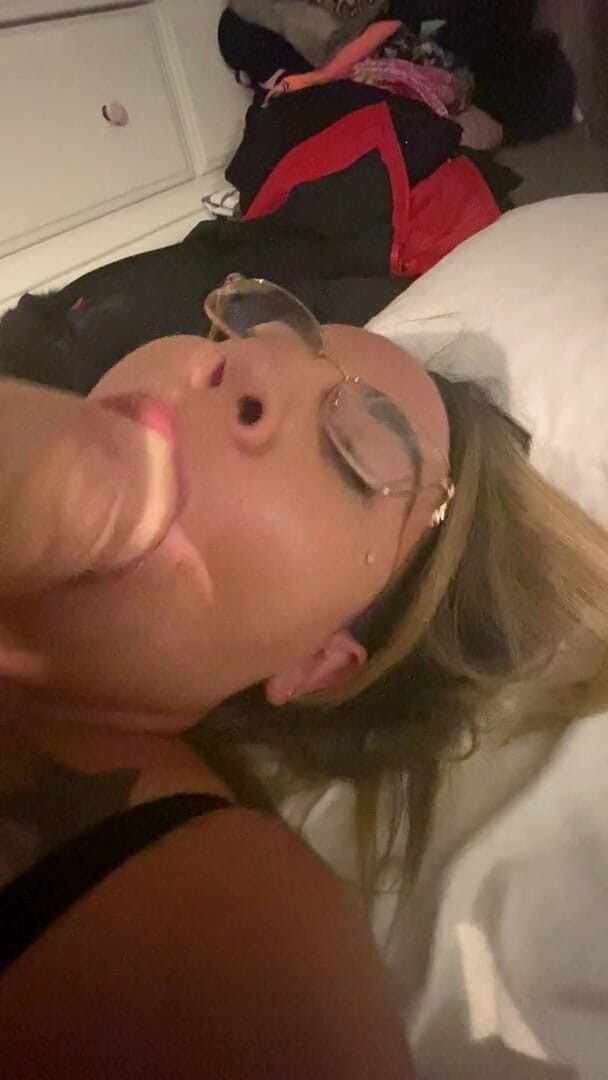 MzKiTTy91: Pawg wife fucking 12 in monster cock and sucking one too