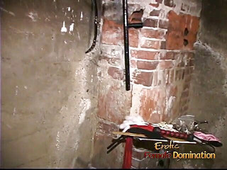 Erotic Lezdom: Lésbica dominatrix chicoteando ruiva submissa