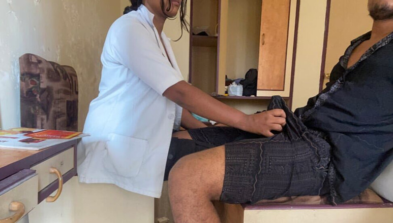 Pinkididi: O garoto ficou excitado ao ver o médico sexy e...