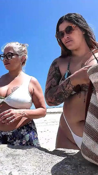 Onzin praten en exfoliëren op het strand met vriend Dai Belan