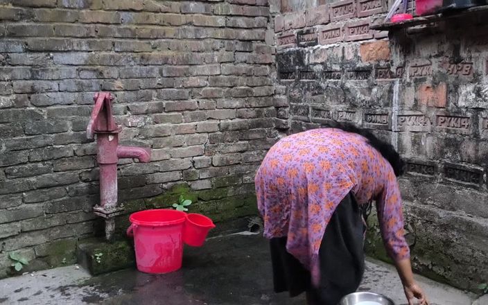 SAFI-SEXY: Teyzemi tuvalette çıplak banyo yaparken görüyorum ona sarıldım ve onu götten...