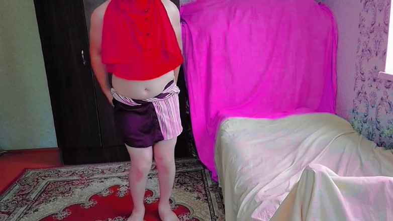 Kitty_Cross: 顽皮的变性人女孩慢慢地拉起丝袜