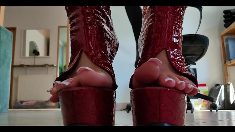 Goddess Lena: - Zní to tady?