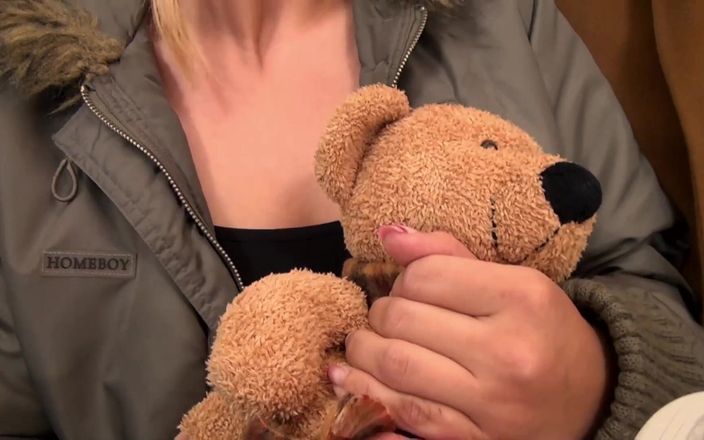 Old & Young: Man ontmoet buiten jonge blondine met staartjes
