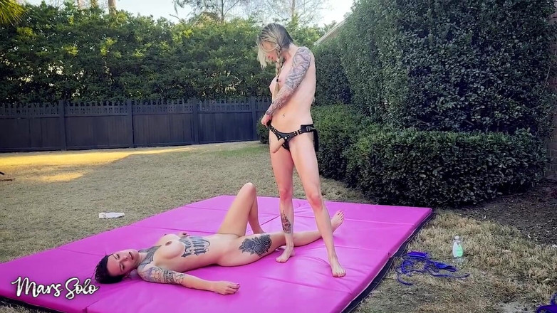 Mars solo: Öl-sex-wrestling mit Strap-on-bestrafungs-Runde - Mars Solo &amp;Parker Skyes machen sich nackt und...