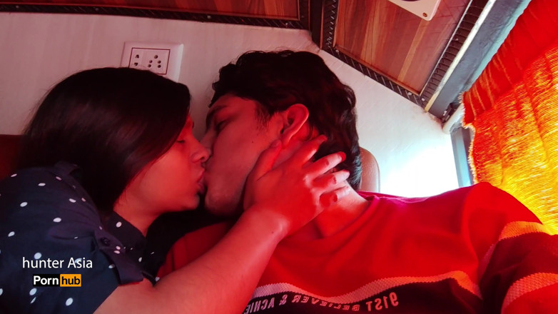 hunter Asia: A Strange Traveling Girl Seduces Me on the Bus, and...