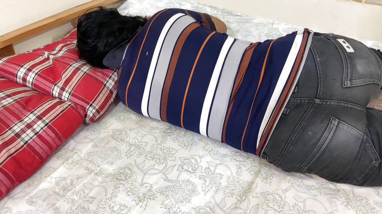 SAFI TV: 我去了我的房间，看到我独自躺在床上，我拥抱了她，开始操她