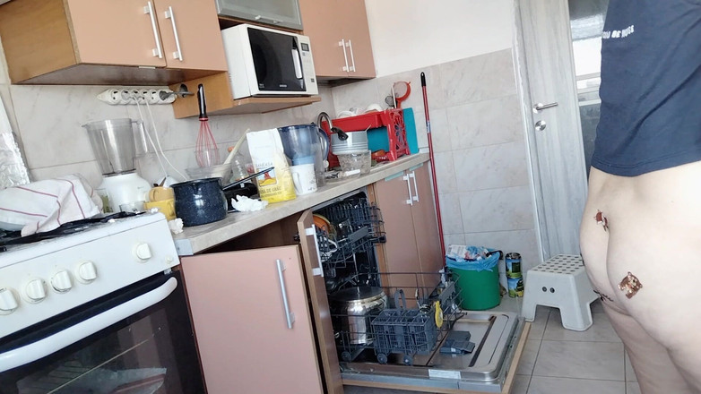 Amateur_MS: Madrasta nua sexy na cozinha amadora esposa faz trabalho doméstico...
