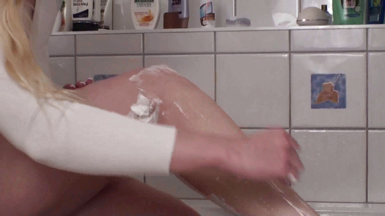 Femdom Austria: Sklavin isst ihre rasierten haare