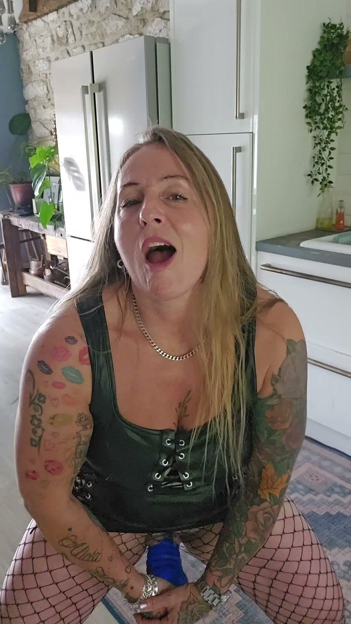 Kitty James: Nadržená jako kurva v černém pvc lattice obleku
