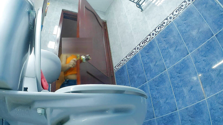 Katrina4deluxe: Une caméra dans les toilettes du bureau filme une secrétaire...