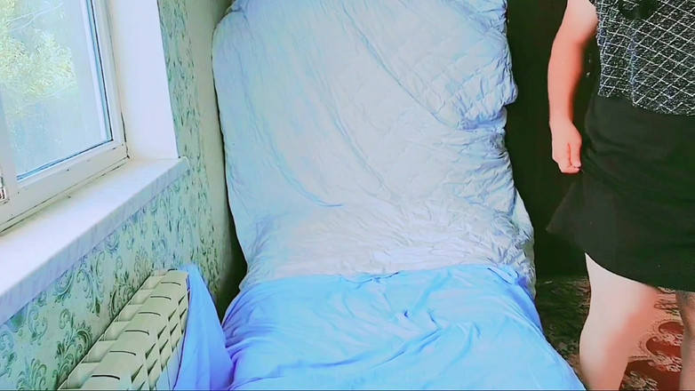 Kitty_Cross: Si banci yang lagi asik dudukin kakinya di atas karpet...