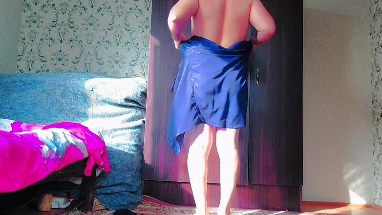 Kitty_Cross: Deslumbrante Femboy mostrando as pernas em shorts de couro brilhantes