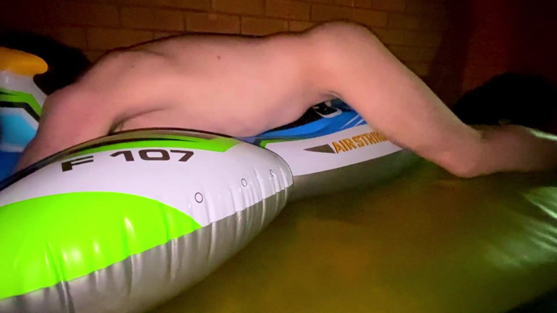 Aussie bi boy: Blauer intex luftschlag flugzeug fickt auf wasserbett