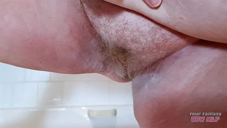 BBW_Wife: Wanita dewasa dengan memek berbulu dan toket besar ini dicrot...