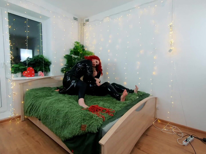 Arya Grander: レズフェチの楽しいバックステージ映像。PVC服、軽いフェムドム、日立魔法の杖でくすぐる