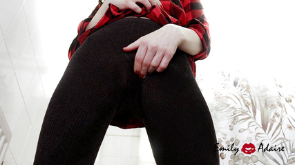 Emily Adaire: Assista- me, como eu mijo nas minhas calças para você...