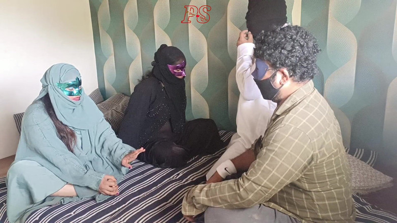 Pstarindia123: Due milf musulmane che indossano burqa sono stati scopate insieme...