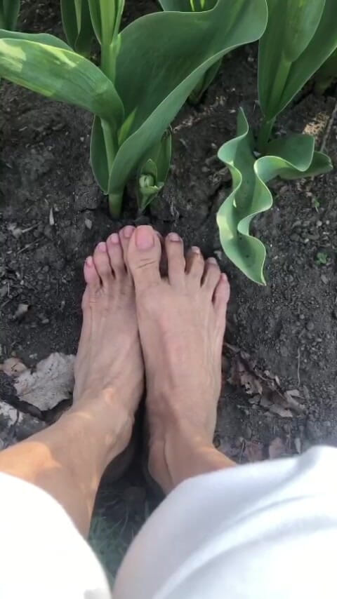 Naelor: Melove com seus pés pequenos ao ar livre no Jardim