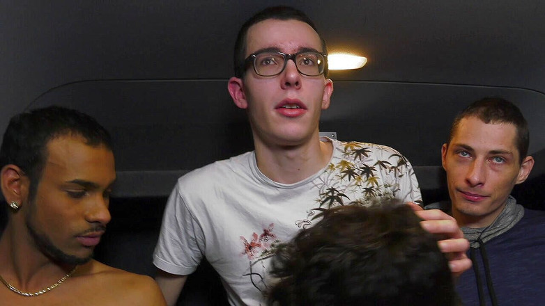 INTERRACIAL BAREBACK SEX: Amazign гэнгбэнг в автобусе на дороге в Париже 2