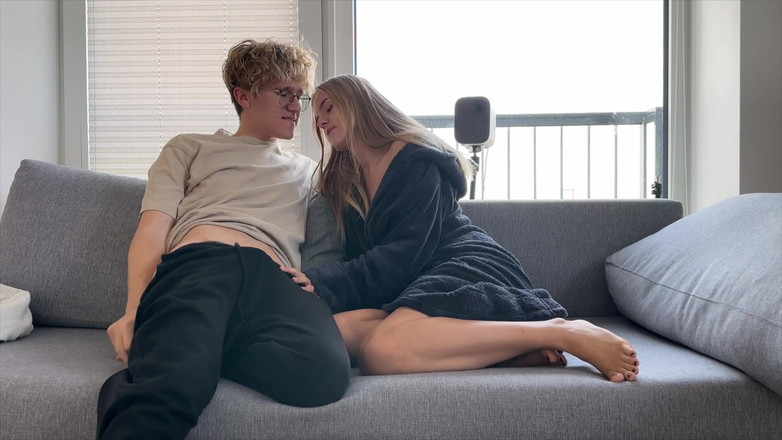 Yummy Mira: アナル前戯で激しいセックスをしている素人カップル