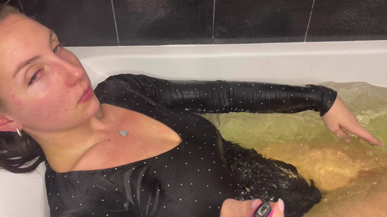 Hottie goddess: Нескінченне чхання поміщається в похмурому димі