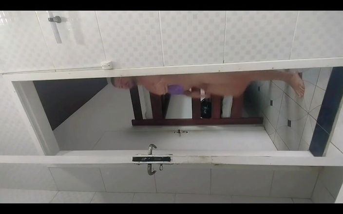 Marcosninfo: Mostré mi línea de bronceado en la ducha y casi...