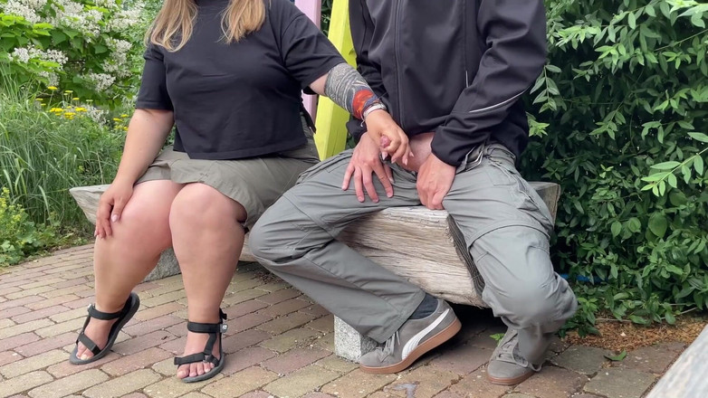 OurFetishLife: Tangan cantik ibu mertua membuatkan saya pancut di taman