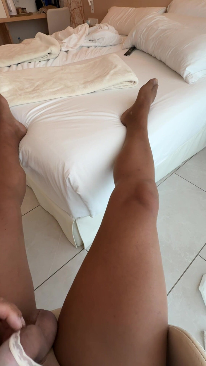 Kellycd2022: सेक्सी क्रॉसड्रेसर kellycd2022 सीमलेस पेंटीहोज और सफेद पैंटीज में