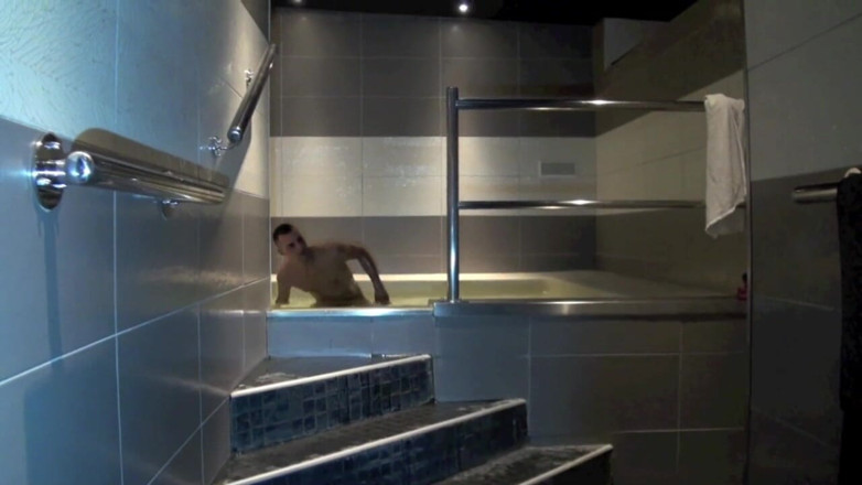 Gaybareback: Muscle boy fucked by a sexy boy under the shower