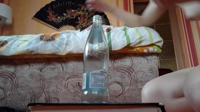 Dannnaa: Şişede anal sikişiyor