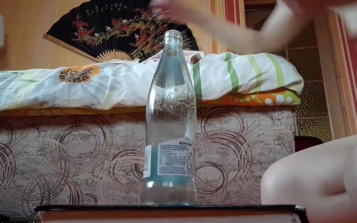 Dannnaa: 在瓶子上操肛门