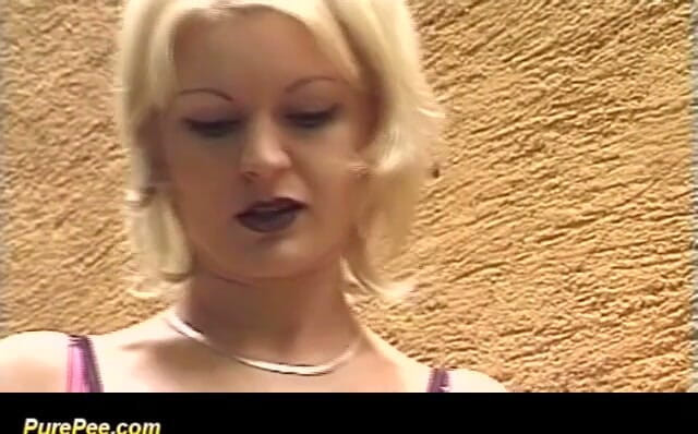 Pure Pee: Prostitute all'aperto pisciano