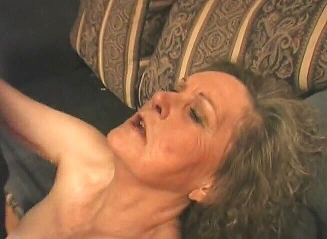 Real Swingers: Twee harige gilfs likken elkaars poesje en worden anaal geboord...