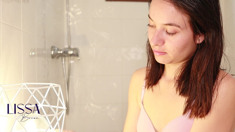 Lissa Brown: Mytí vlasů, kondicionér a spousta pěny s koženými kalhotami