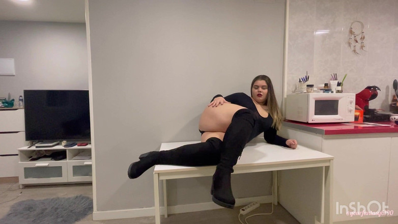 Your fantasy studio: Xì hơi gợi cảm trên bàn